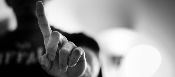 Un 'gadget' te permite usar el dedo como auricular del teléfono - Sputnik Mundo