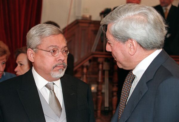 Guillermo Cabrera Infante (derecha) junto a Mario Vargas Llosa - Sputnik Mundo