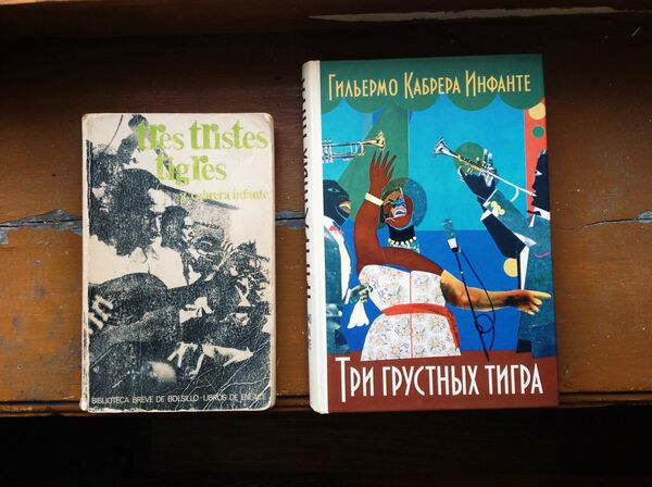 'Tres Tristes Tigres' en su edición original, junto a la traducción al ruso hecha por Daria Sinítsina - Sputnik Mundo