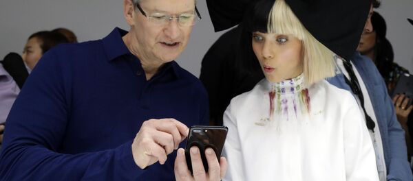 Tim Cook, CEO de Apple, le muestra un iPhone 7 a la célebre bailarina Maddie Ziegler - Sputnik Mundo