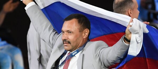 Un miembro de la selección paralímpica bielorrusa lleva la bandera de Rusia durante la ceremonia de inaugaración de los Juegos Paralímpicos de 2016 en Río de Janeiro - Sputnik Mundo