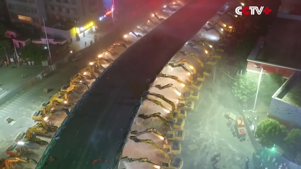 China muestra cómo demoler un puente en una noche - Sputnik Mundo