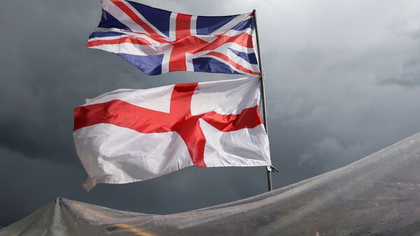 The flag of the United Kingdom of Great Britain and Northern Ireland, top, and the flag of England fly above a souvenir stand on Westminster Bridge following yesterday's EU referendum result, London, Saturday, June 25, 2016. Britain voted to leave the European Union after a bitterly divisive referendum campaign. - Sputnik Mundo