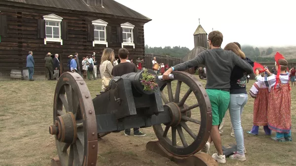 Visitors inside Fort Ross, with the wooden church in the background, on July 28, 2013, to celebrate the 201st anniversary of the creation of the Russian settlement in California. Visitors inside Fort Ross, with the wooden church in the background, on July 28, 2013, to celebrate the 201st anniversary of the creation of the Russian settlement in California. - Sputnik Mundo