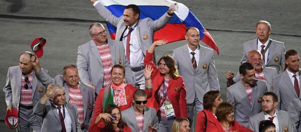 Andréi Fómochkin con la bandera rusa Andréi Fómochkin con la bandera rusa - Sputnik Mundo