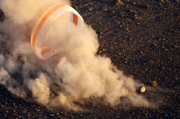 La cápsula de descenso del Soyuz TMA-20M aterrizó en Kazajstán el 7 de septiembre. En ella regresaron a la Tierra los cosmonautas Alexéi Ovchin, Oleg Skripochka y el astronauta de la NASA, Jeffrey Williams. - Sputnik Mundo