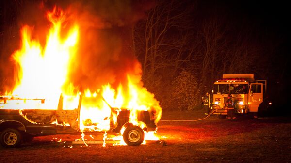 Un coche en fuego - Sputnik Mundo