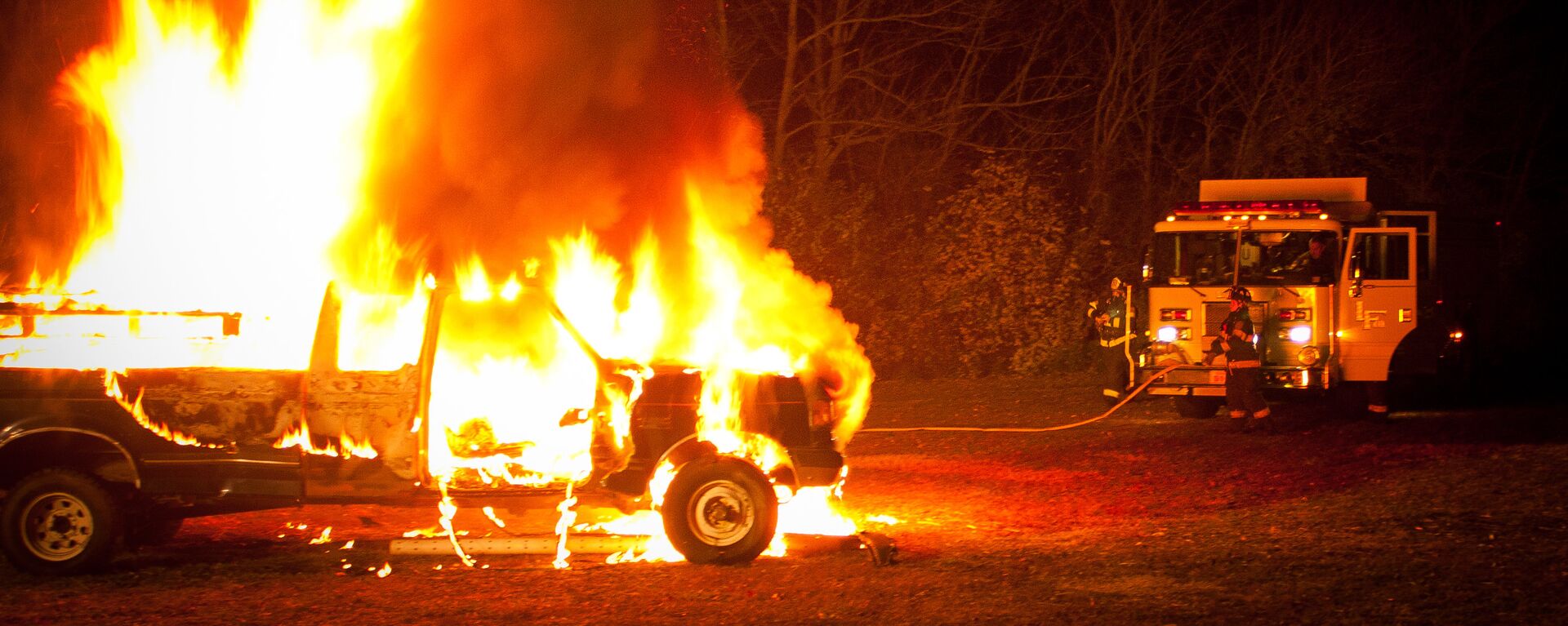 Un coche en fuego - Sputnik Mundo, 1920, 19.04.2021