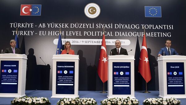 El comisario europeo de Ampliación y Política de Vecindad, Johannes Hahn, la jefa de la diplomacia de la UE, Federica Mogherini, el canciller turco, Mevlut Cavusoglu y el ministro turco de Asuntos Europeos, Omer Celik, durante una conferencia de prensa en Ankara - Sputnik Mundo