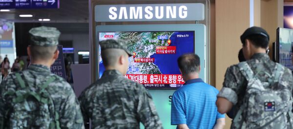 La gente surcoreana ve noticias sobre la prueba nuclear en Corea del Norte - Sputnik Mundo