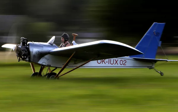 Frantisek Hadrava hace despegar su avión artesanal - Sputnik Mundo