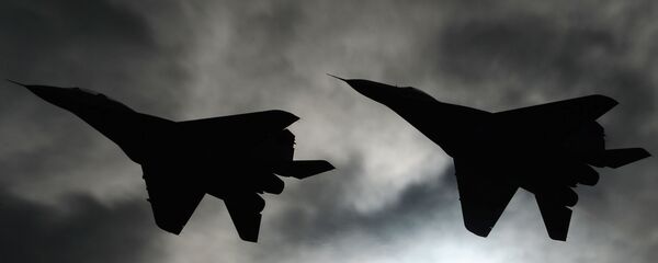 Aviones de combate MiG-29 sobrevuelan el foro ARMY 2016 - Sputnik Mundo