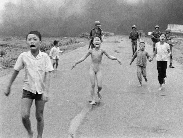 La fotografía tomada por Nick Ut durante la Guerra de Vietnam ha sido galardonada con el premio Pulitzer - Sputnik Mundo