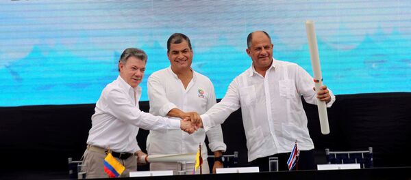 El presidente colombiano, Juan Manuel Santos, el presidente ecuatoriano, Rafael Correa y el presidente costarriqueño. Luis Guillermo Solís al sellar el acuerdo sobre los límites marítimos - Sputnik Mundo