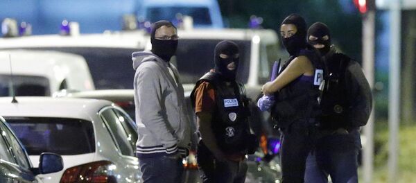 French policemen take part in a police raid in Boussy-Saint-Antoine near Paris, France, September 8, 2016 - Sputnik Mundo