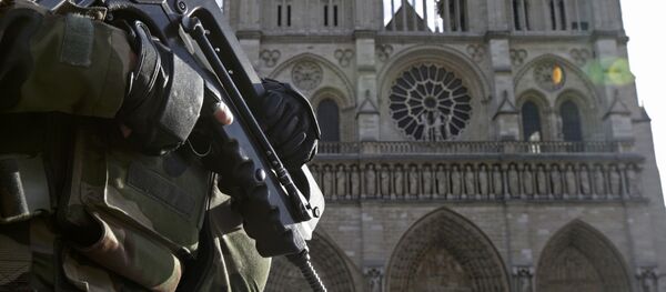 An armed French soldier patrols in front of Notre Dame Cathedral in Paris, France, in this picture taken on December 24, 2015, as a security alert continued following the November shooting attacks in the French capital. Thousands of demonstrators marched in France January 30, 2016 to protest against the government's plans to extend the state of emergency in the country. Picture taken December 24, 2015. - Sputnik Mundo