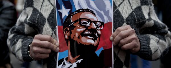 Cartel con la imagen de Salvador Allende, expresidente de Chile (1970-1973) - Sputnik Mundo