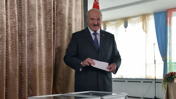 El presidente bielorruso Aleksandr Lukashenko durante los comisios parlamentarios en Minsk - Sputnik Mundo