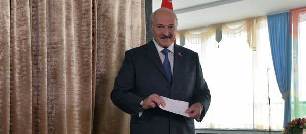 El presidente bielorruso Aleksandr Lukashenko durante los comisios parlamentarios en Minsk - Sputnik Mundo