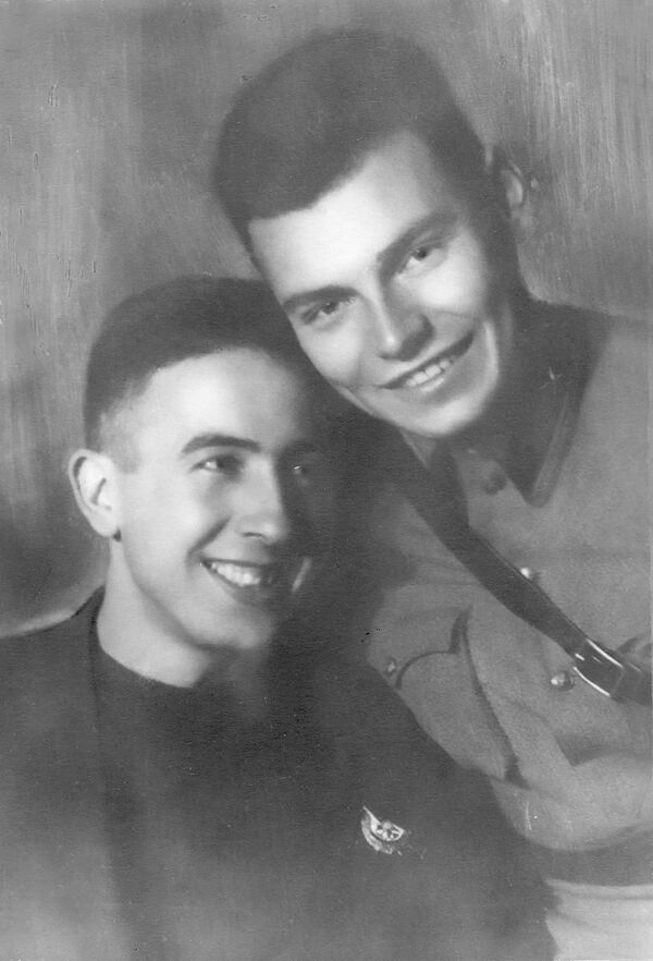 Rubén Ruiz Ibárruri (izda.) y Artiom Sergueyev (dcha.), tío y padre de Lola Ruiz Sergueyeva, respectivamente, c.1942, poco antes de la muerte de Rubén en Stalingrado - Sputnik Mundo