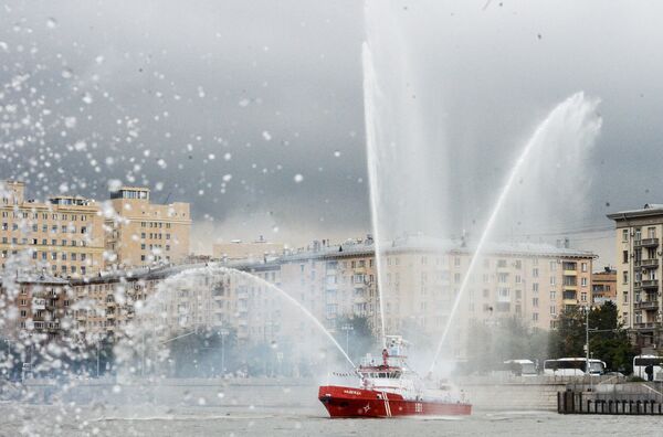 Doble récord: el primer desfile de los servicios públicos urbanos de Moscú - Sputnik Mundo