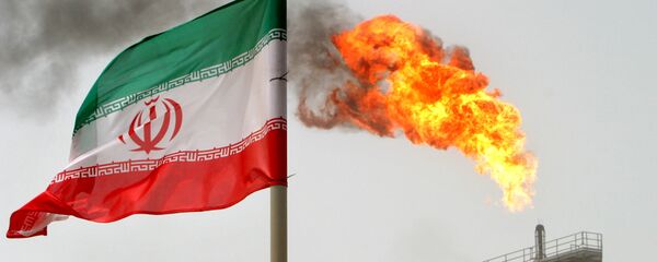 La bandera de Irán con una llama de gas en una plataforma de producción de petróleo al fondo - Sputnik Mundo