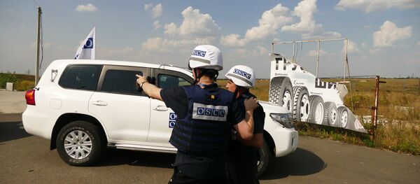 OSCE en la línea de contacto en Donbás OSCE en la línea de contacto en Donbás - Sputnik Mundo