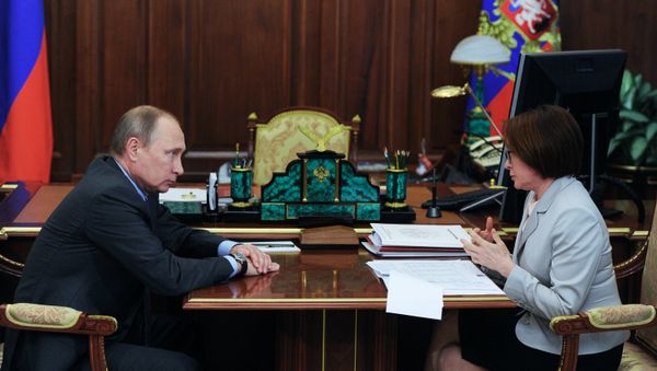 El presidente ruso, Vladímir Putin, y la jefa del Banco de Rusia, Elvira Nabiúlina El presidente ruso, Vladímir Putin, y la jefa del Banco de Rusia, Elvira Nabiúlina - Sputnik Mundo