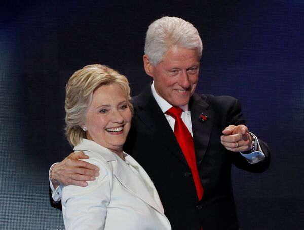Bill y Hillary Clinton - Sputnik Mundo