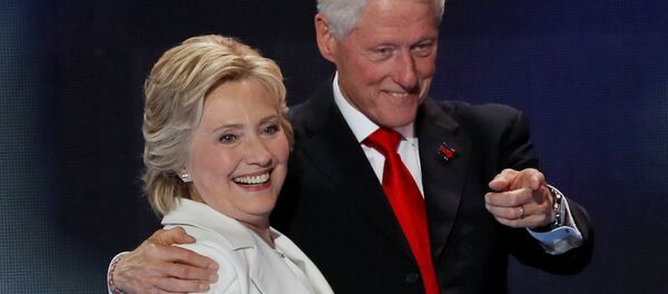 Bill y Hillary Clinton - Sputnik Mundo