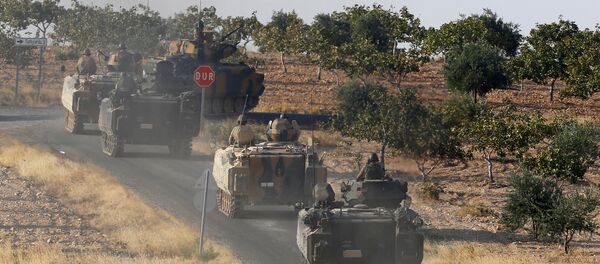 Turkish armoured personnel carriers drive towards the border in Karkamis on the Turkish-Syrian border in the southeastern Gaziantep province, Turkey, August 27, 2016 - Sputnik Mundo