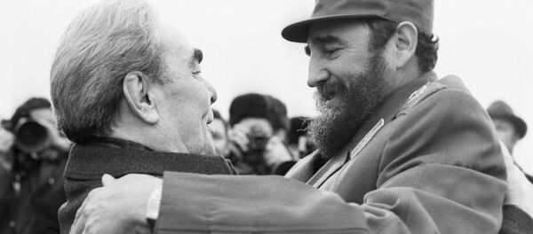 Fidel Castro y Leonid Brézhnev, líder de la URSS, durante la visita del líder cubano a Moscú - Sputnik Mundo