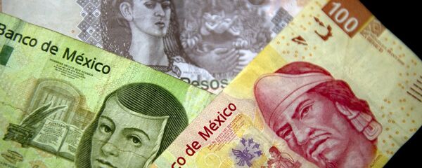 Picture of Mexican Peso notes of different denominations taken on December 27, 2011 in Mexico City - Sputnik Mundo