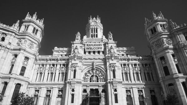 Cartel Refugiados bienvenidos en el Ayuntamiento de madrid - Sputnik Mundo