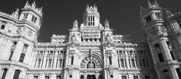 Cartel Refugiados bienvenidos en el Ayuntamiento de madrid - Sputnik Mundo