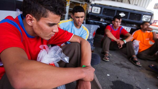 Migrants rest at a Spanish Red Cross center in San Bartolome de Tirajana after arriving on a makeshift boat to Pasito Bea beach in the Canary Island of Gran Canaria - Sputnik Mundo