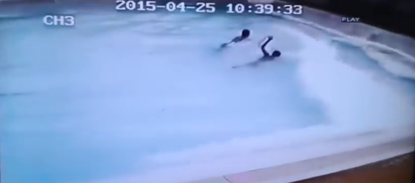 El horror de experimentar un terremoto de 7,8 grados desde dentro de una piscina - Sputnik Mundo