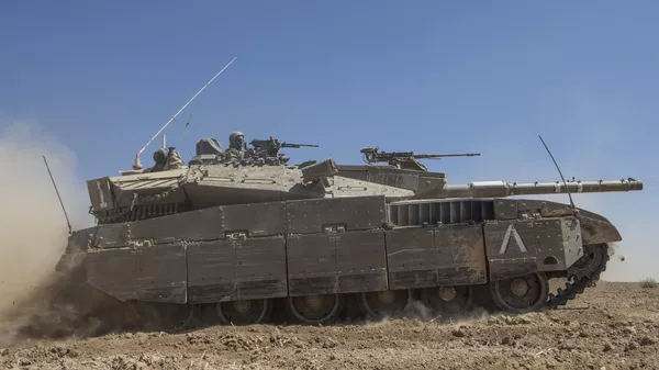 An Israeli Merkava tank rolls to the southern Israeli border with the Gaza Strip, on August 1, 2014 - Sputnik Mundo