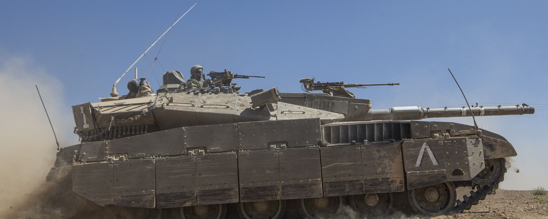 An Israeli Merkava tank rolls to the southern Israeli border with the Gaza Strip, on August 1, 2014 - Sputnik Mundo, 1920, 16.11.2018