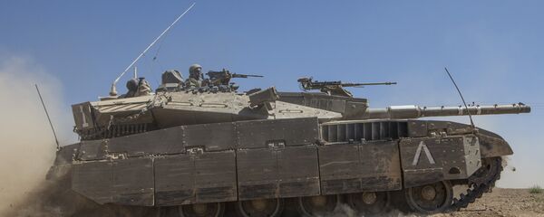 An Israeli Merkava tank rolls to the southern Israeli border with the Gaza Strip, on August 1, 2014 - Sputnik Mundo