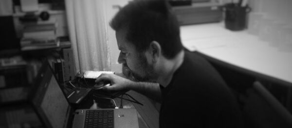 Un hombre con un ordenador - Sputnik Mundo