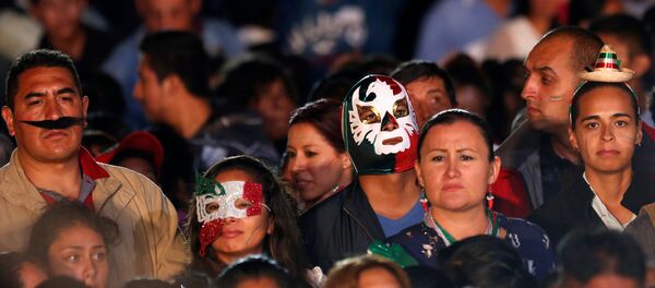 Gente durante la fiesta de Independencia de México Gente durante la fiesta de Independencia de México - Sputnik Mundo
