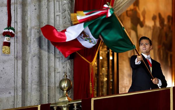 Enrique Peña Nieto con la bandera de México durante la fiesta de Independencia Enrique Peña Nieto con la bandera de México durante la fiesta de Independencia - Sputnik Mundo