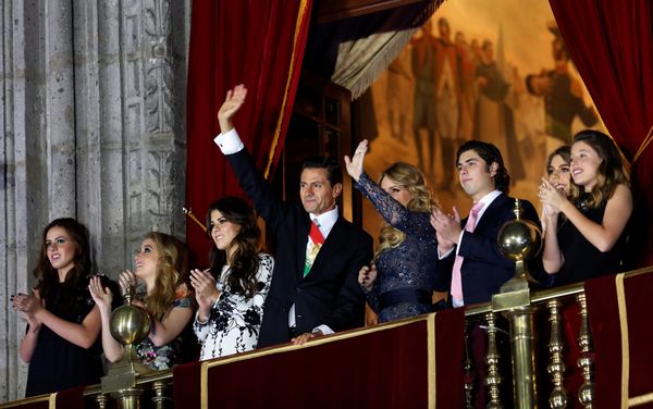 Enrique Peña Nieto y su esposa, Angélica Rivera, con sus hijos en el Palacio Nacional durante la fiesta de Independencia Enrique Peña Nieto y su esposa, Angélica Rivera, con sus hijos en el Palacio Nacional durante la fiesta de Independencia - Sputnik Mundo