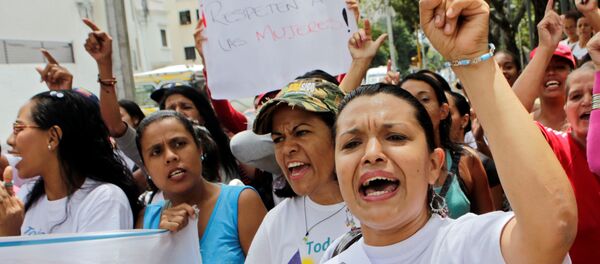 Las partidarias del presidente Nicolás Maduro durante las manifestaciones en Caracas - Sputnik Mundo