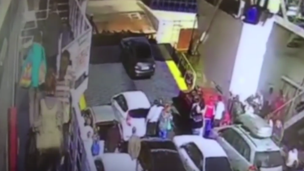 A toda vela: tiene tanta prisa que hunde su coche en el mar - Sputnik Mundo