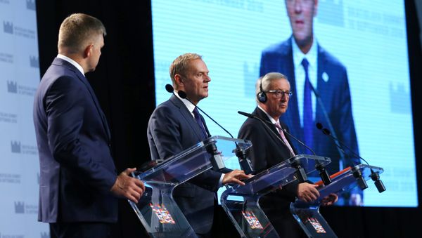 Primer ministro de Eslovaquia, Robert Fico, presidente del Consejo Europeo, Donald Tusk, y actual presidente de la Comisión Europea, Jean-Claude Juncker Primer ministro de Eslovaquia, Robert Fico, presidente del Consejo Europeo, Donald Tusk, y actual presidente de la Comisión Europea, Jean-Claude Juncker - Sputnik Mundo