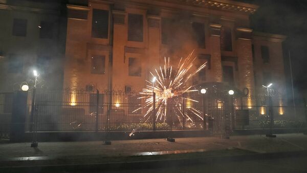 Atacan con pirotecnia la embajada rusa en Kiev - Sputnik Mundo