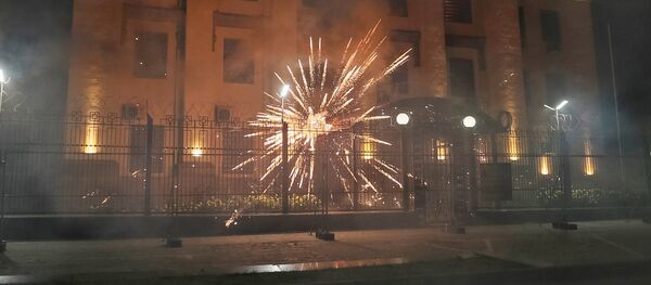 Atacan con pirotecnia la embajada rusa en Kiev - Sputnik Mundo