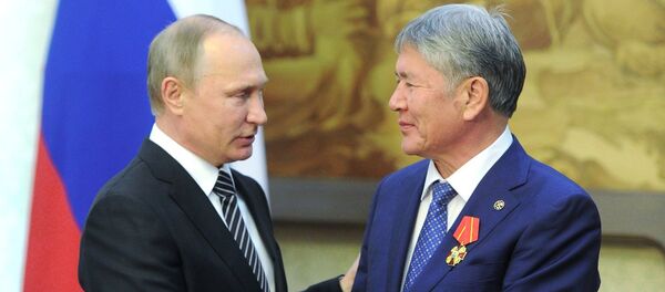 Putin condecora al presidente de Kirguistán con la orden de Alejandro Nevski - Sputnik Mundo
